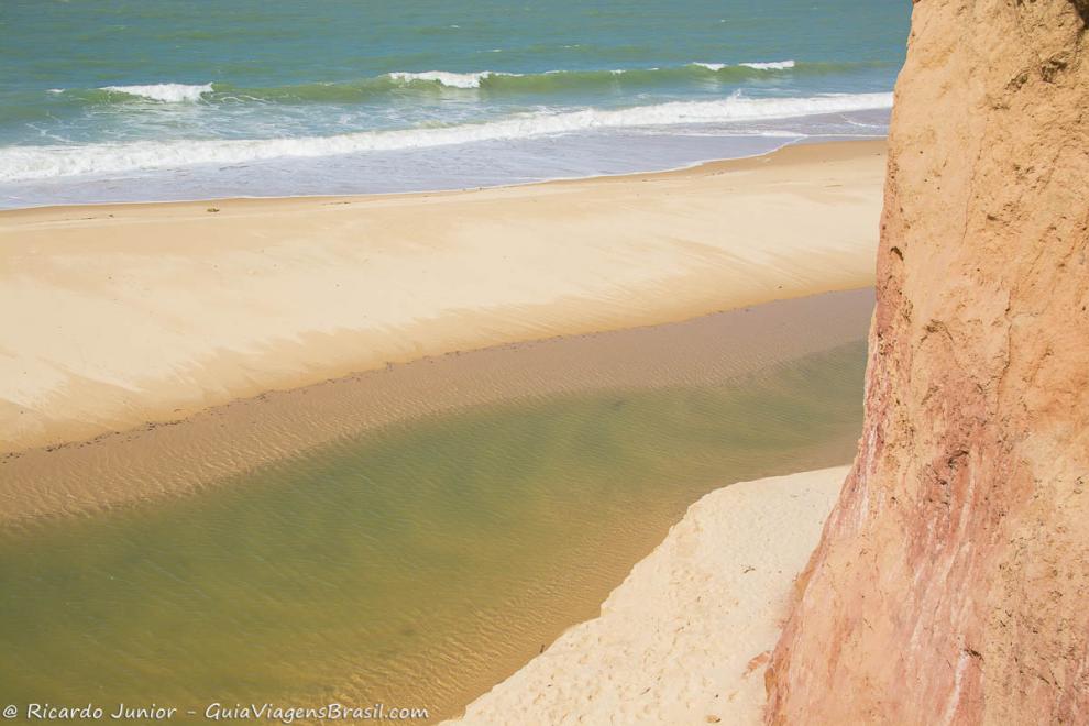 Imagem da piscina natural da Praia Japara Grande em Cumuruxatiba.